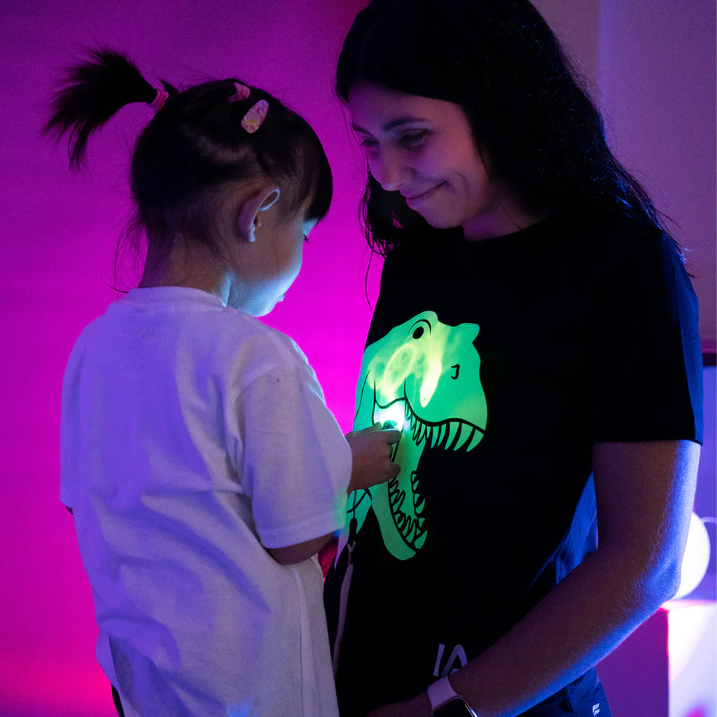 ILLUMINATED NIÑO TSHIRT INTERACTIVE DINOSAUR BLACK - Imagen 4