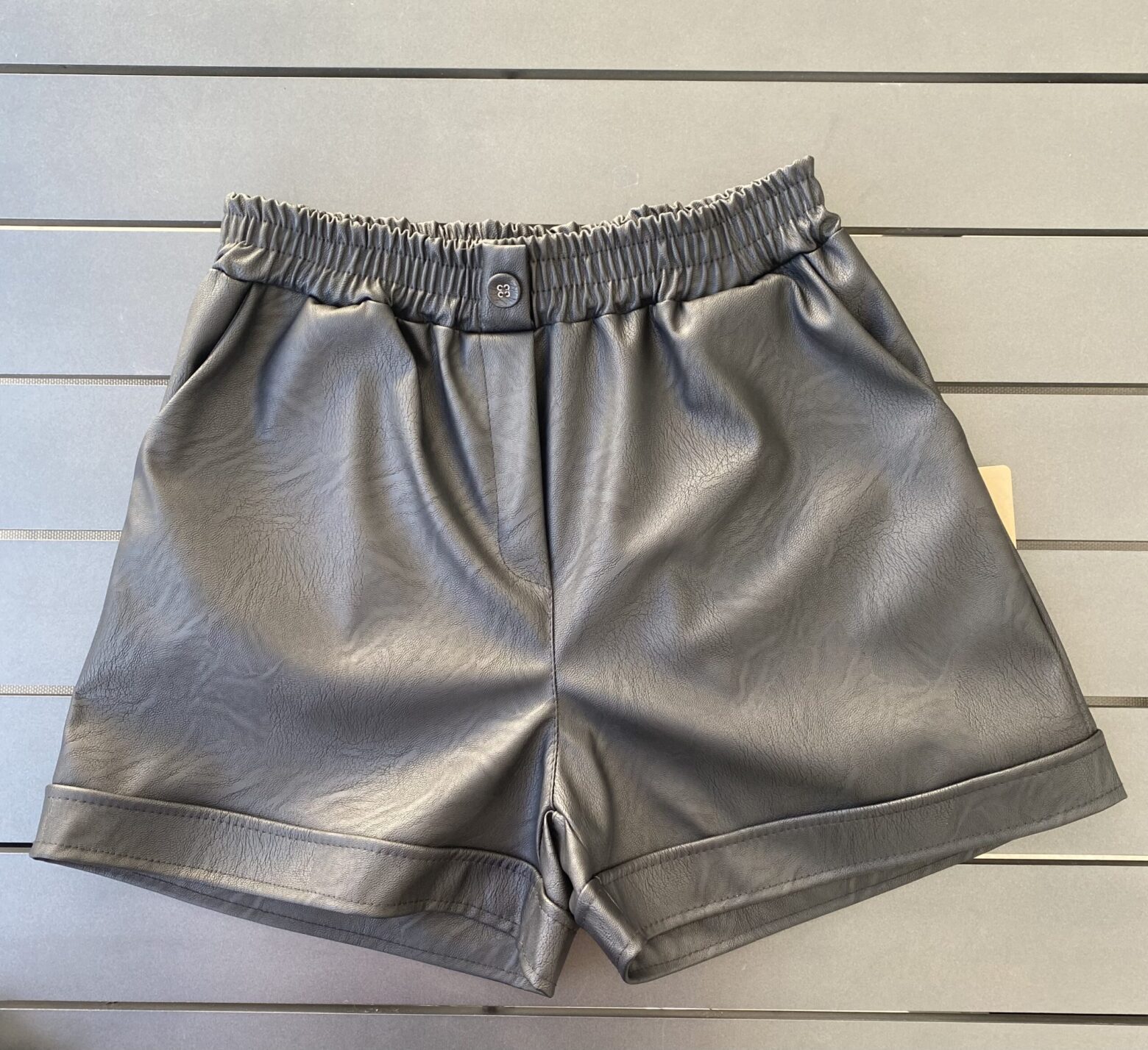 Pantalón corto polipiel