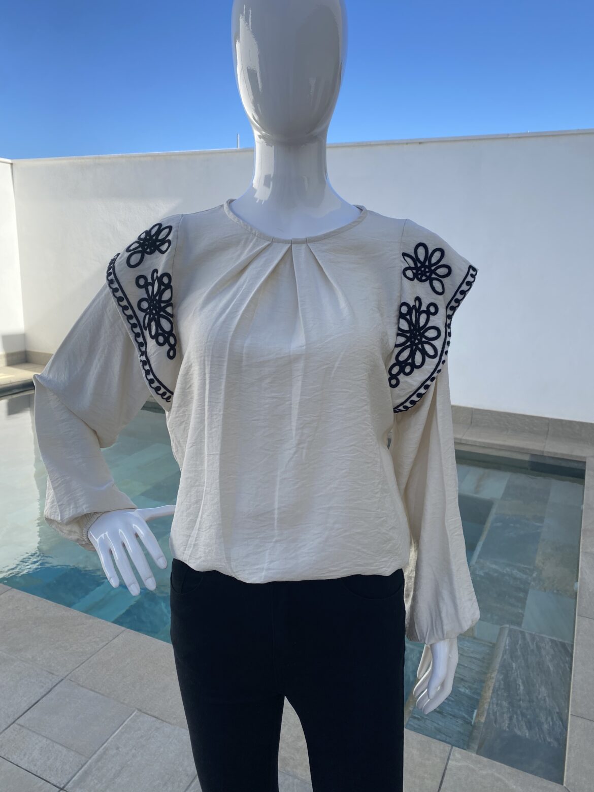 Blusa adorno hombros