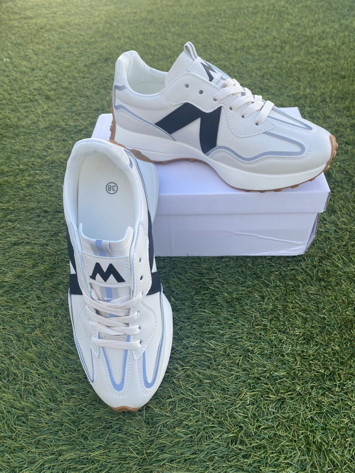 Deportivas beige y negro con suela ancha