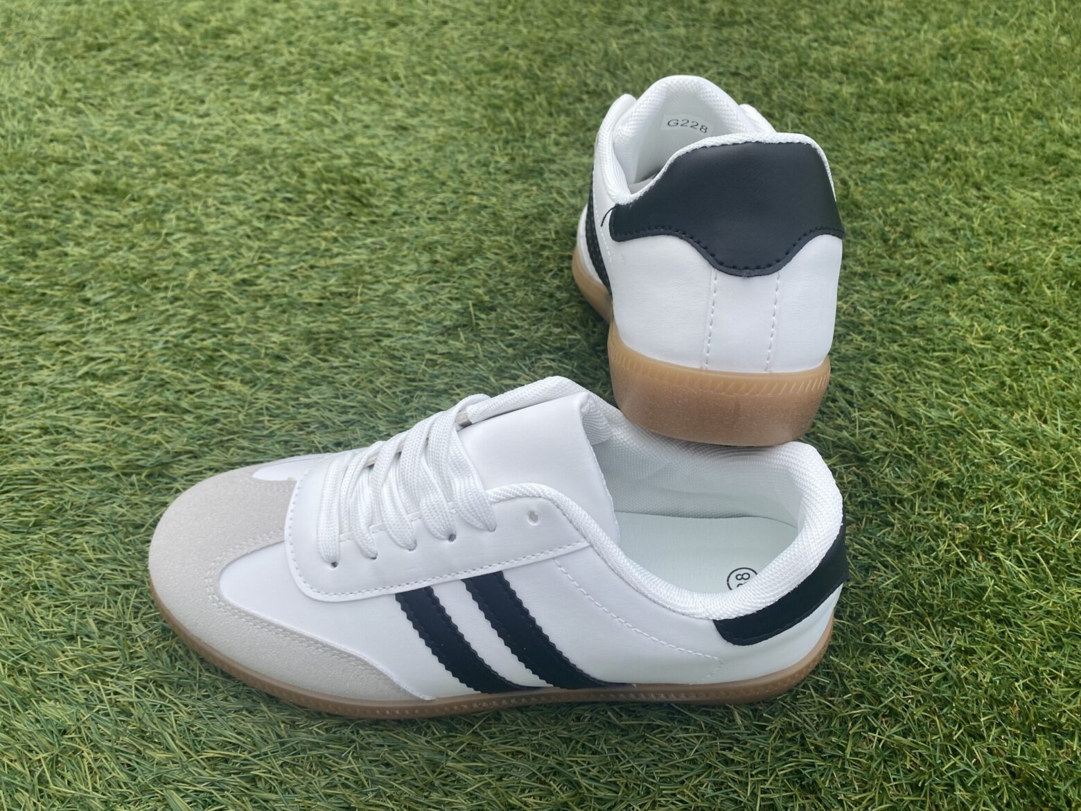 Deportivas blanca y negra