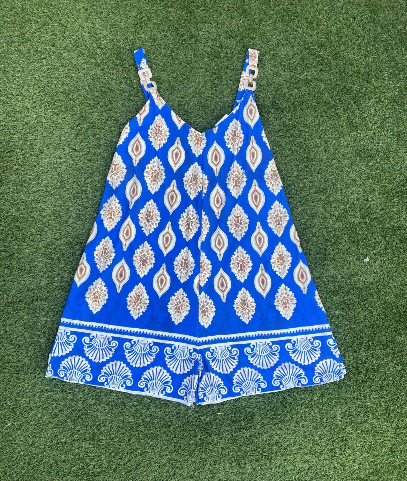 Mono Corto Estampado con Adornos Dorados y Tejido Fresco