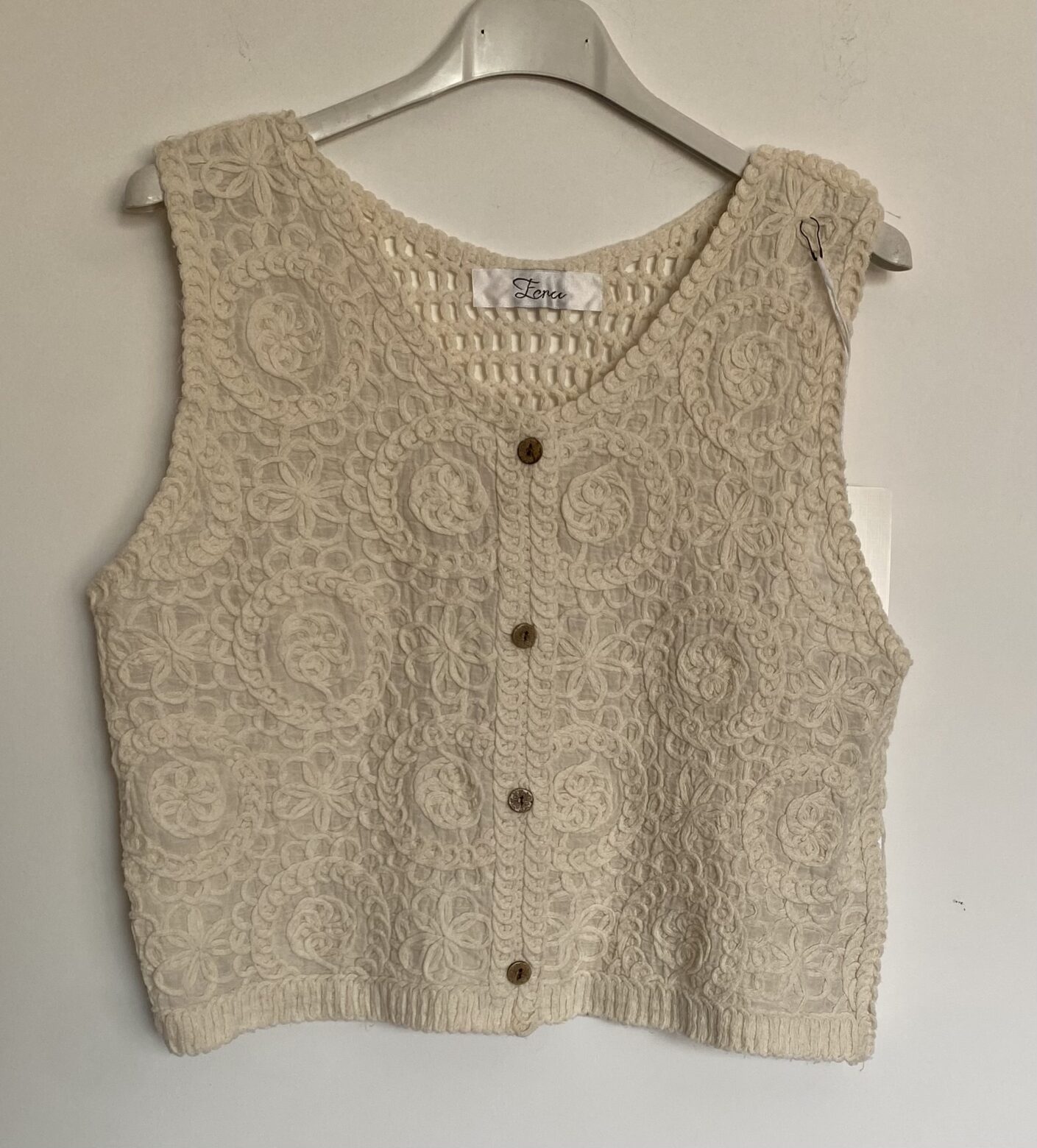 Chaleco abotonado de crochet