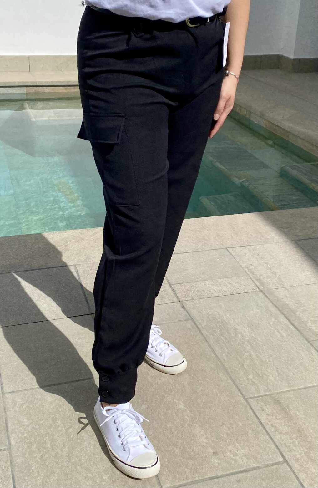 Pantalón cargo con cinturón