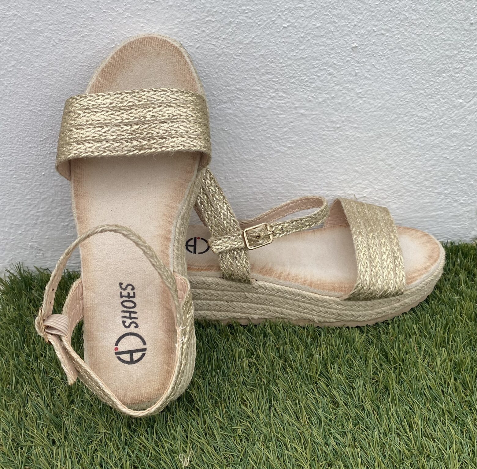 Sandalia cuña dorada