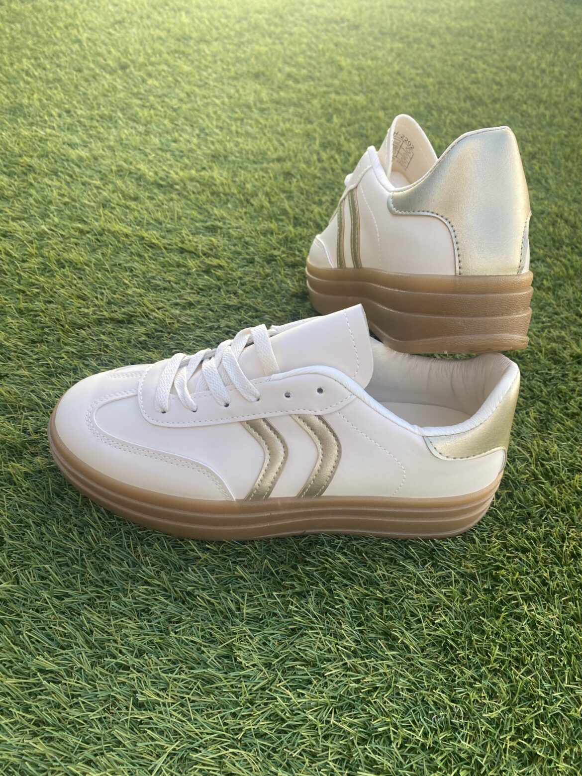 Deportivas en beige y dorado con suela ancha