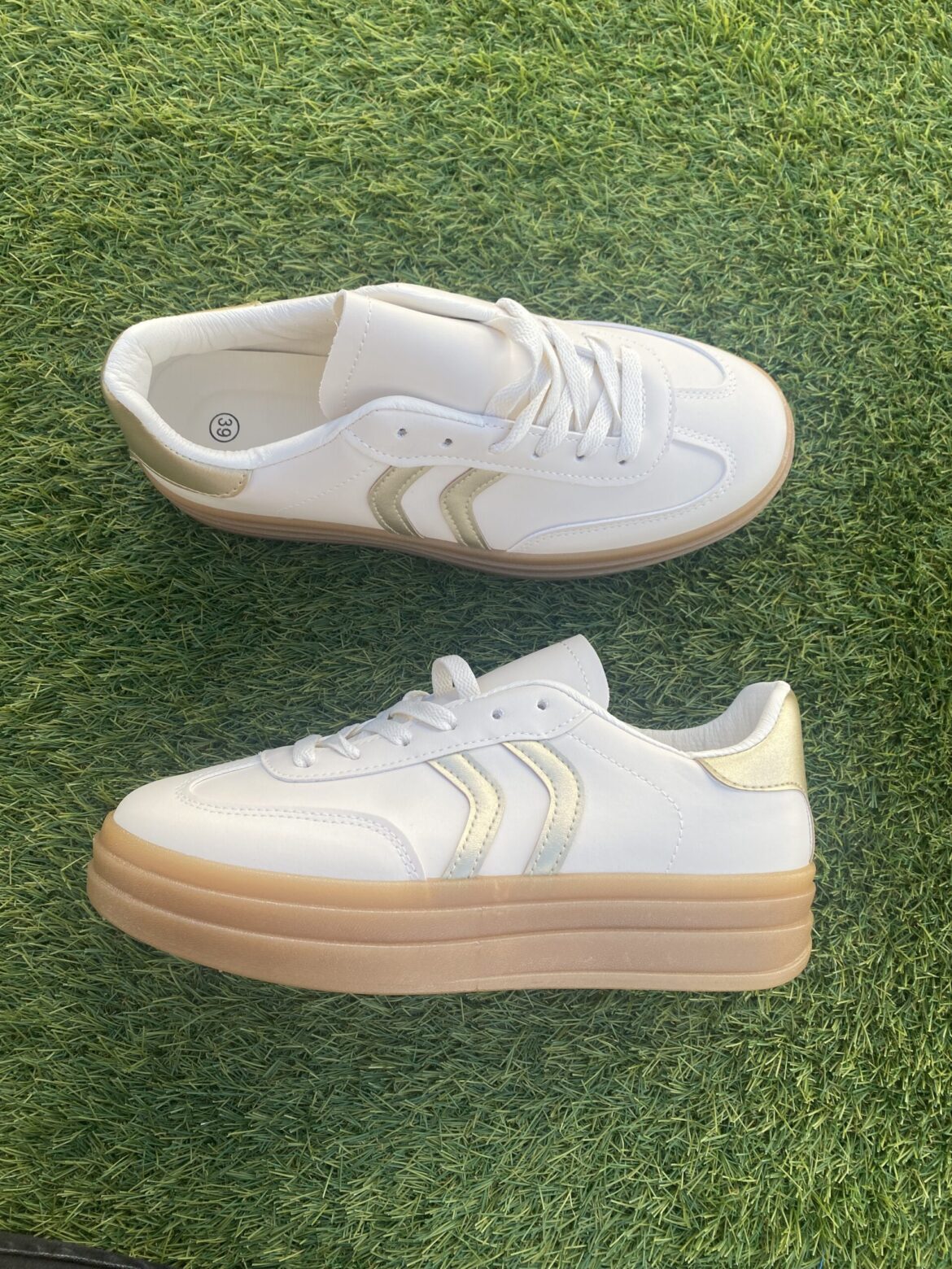 Deportivas en beige y dorado con suela ancha