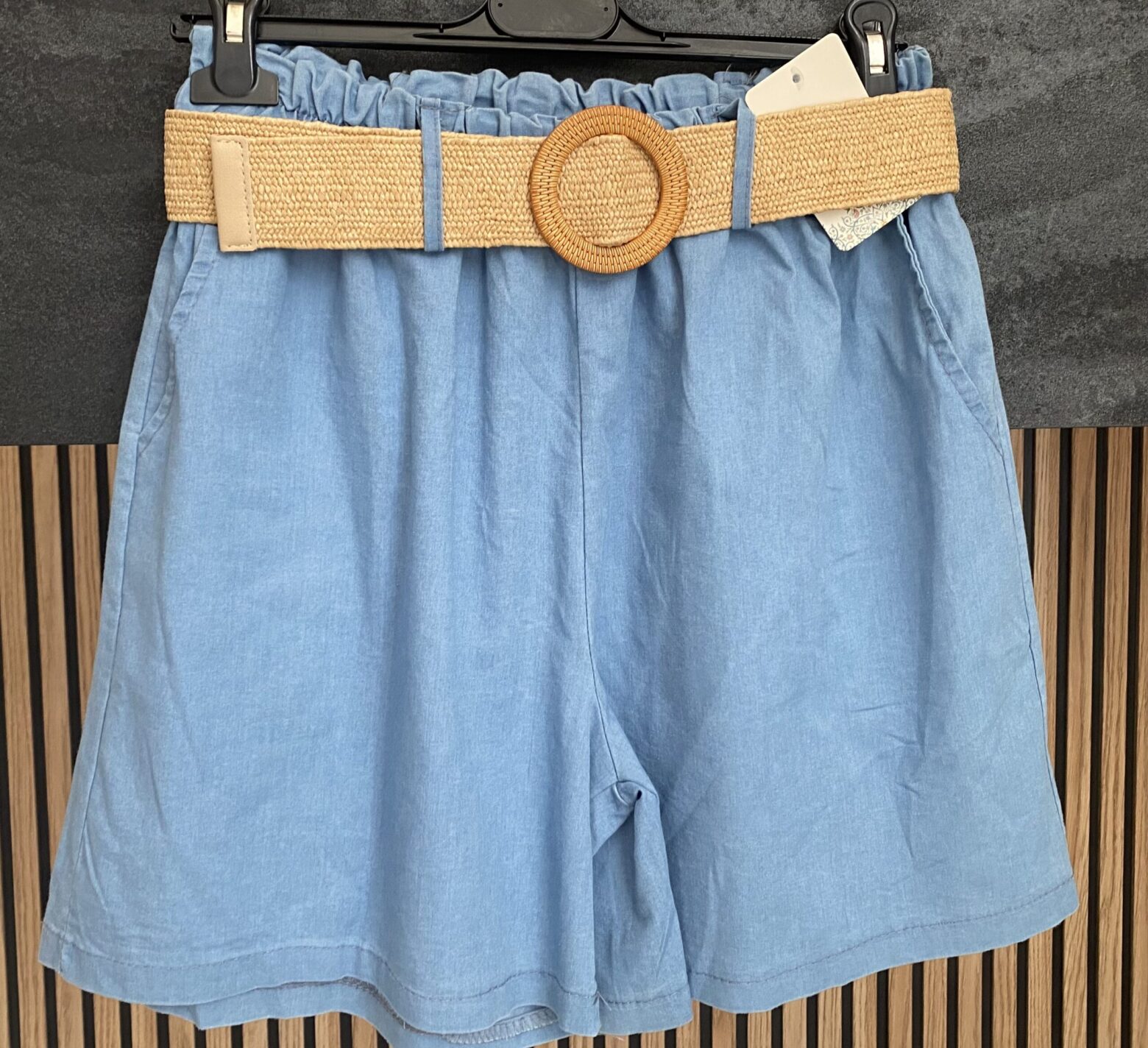 Bermuda vaquera con cinturón