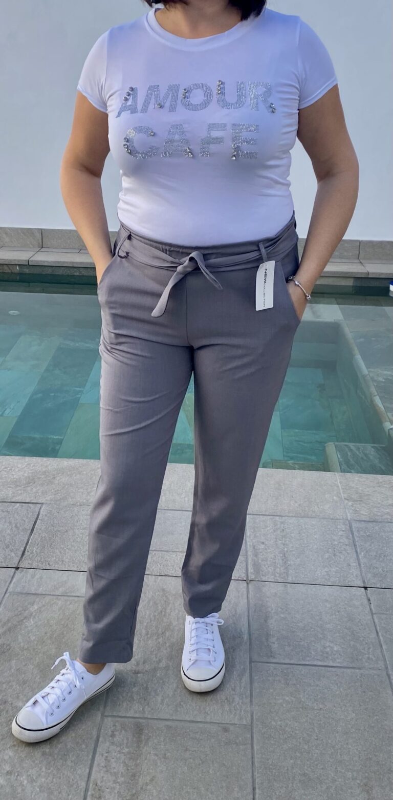 Pantalón gris con nudo