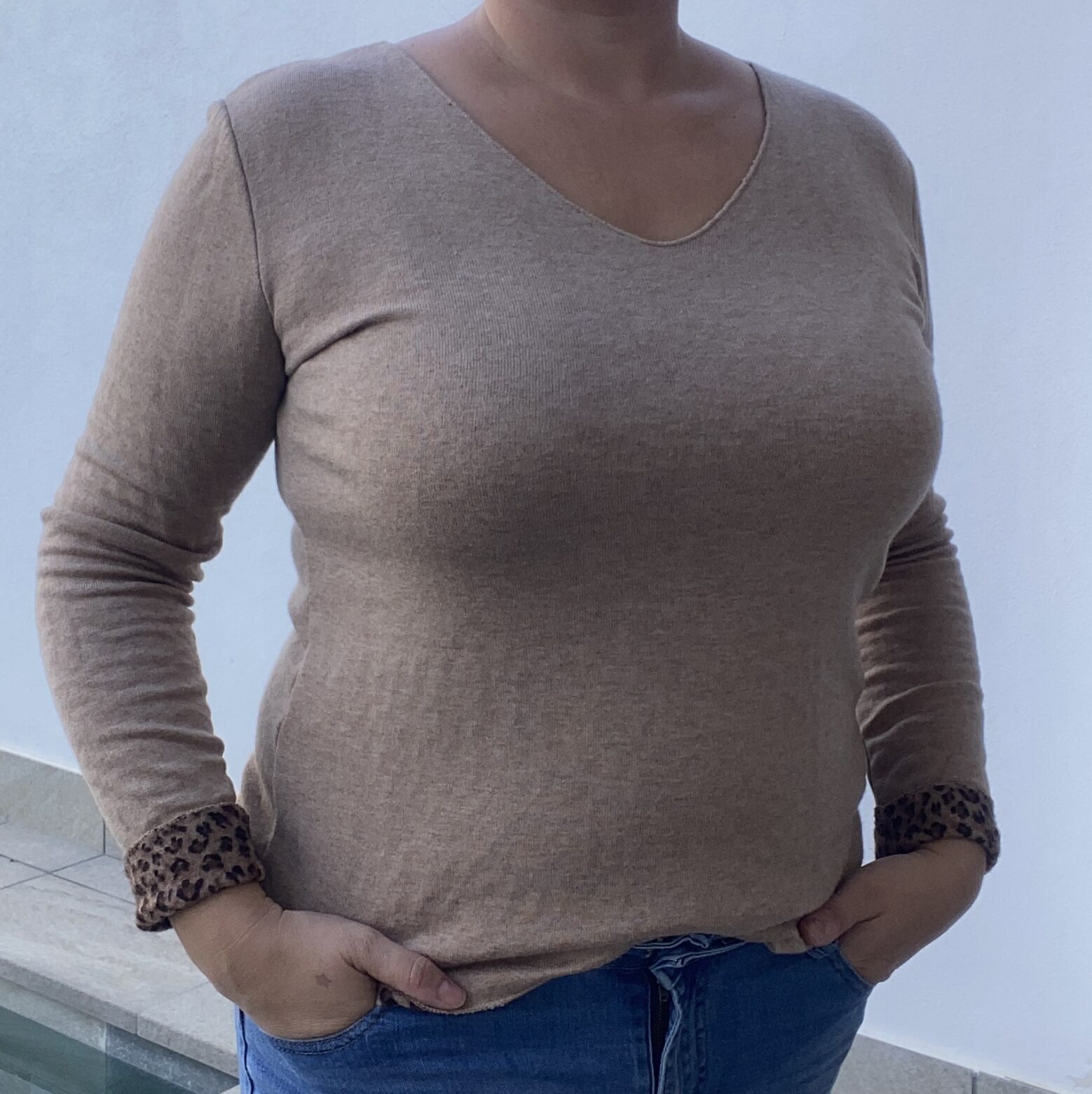 Jersey Cuello de Pico con Puños Leopardo