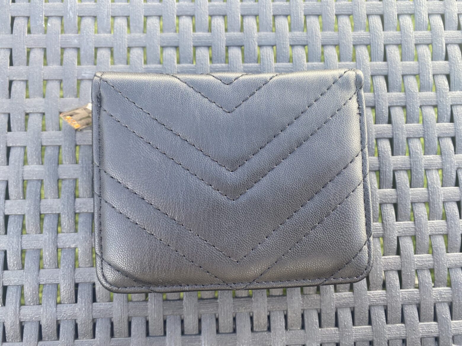 Monedero con esquinas doradas