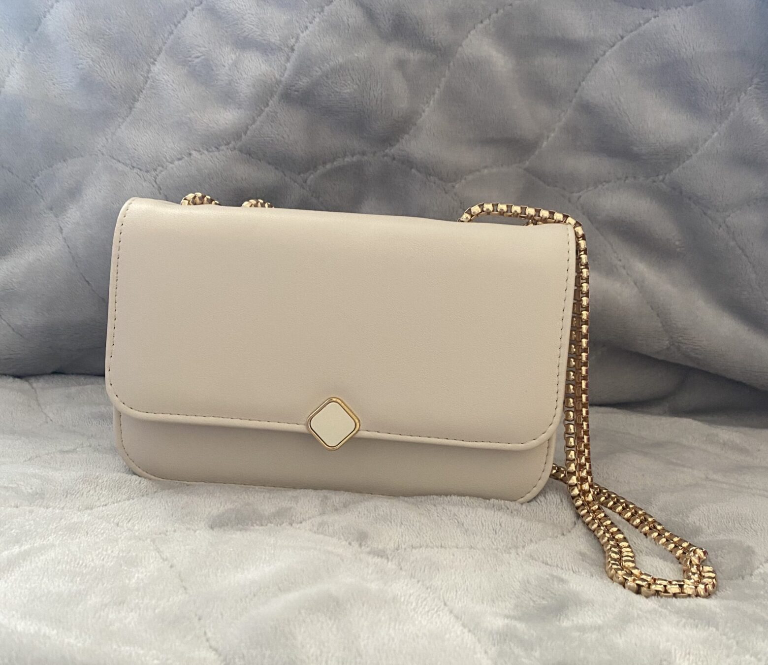 Bolso con cadena dorada